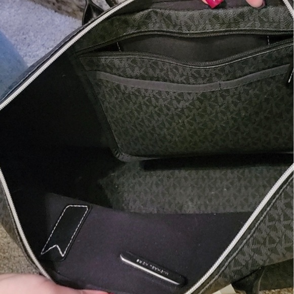 MICHAEL KORS TRAVEL LARGE TOP ZIP TOTE - Picture 5 of 9